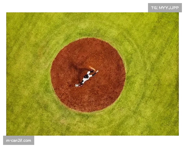 特写:关键时刻的信任一掷——捕手与投手在投手丘的紧张密谈